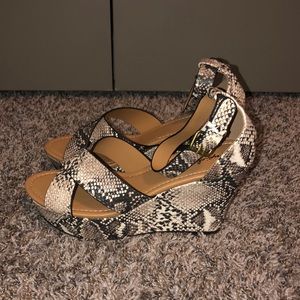 Snake patterned wedges